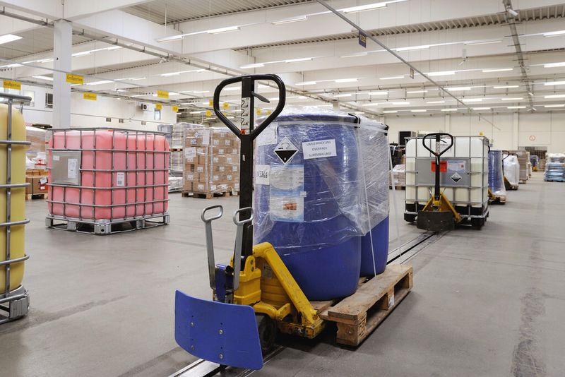 Blick in eine Umschlaghalle von Dachser für chemische Güter. Dachser bündelt die Expertise im Transport und in der Lagerung von chemischen Produkten in der Branchenlösung Dachser Chem-Logistics; rund 150 regionale Gefahrgutbeauftragte stehen zur Verfügung. (Bild: Dachser)