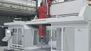 Die neue 5-Achs-Hochportal-Fräsmaschine Mattec 65-35-40 high bei Edag in Fulda: von Sirtec konzipiert für das dynamische Komplettbearbeiten/Schlichten von 1:1-Fahrzeugmodellen an bis zu sechs Seiten im bedienerlosen Betrieb. (Sirtec/Helmut Damm)