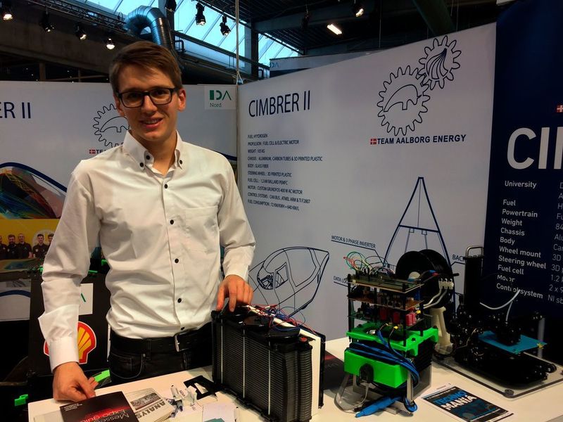 Lars Holm, Studierender der Fachrichtung Energy Engineering an der Aalborg Universität, mit einem eigens für den Shell Eco Marathon entwickelten Elektromobil.  (Karin Pfeiffer)
