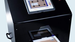 Gefährliche Substanzen aufspüren: Der T-Cognition identifiziert Chemikalien, Sprengstoffe oder Drogen schnell und berührungslos. Über einen Abgleich mit einer Datenbank lassen sich verdächtige Spektren identifiziern.  (Foto: Hübner)