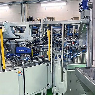 Anlage zum Einsetzen von Verschlüssen und Befüllen von Schlauchbeuteln.  (Bild: Scaldopack)