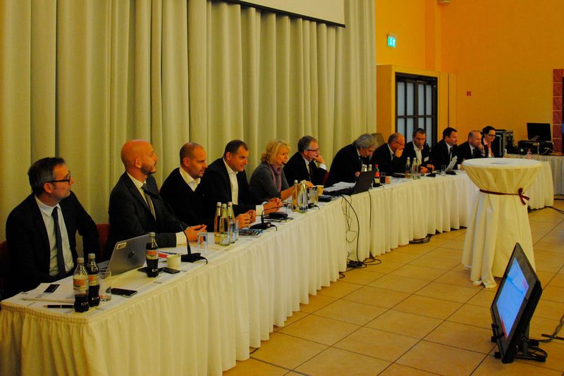 Volles Haus: Vertreter von Nissan Center Europe und vom Verband der Nissan-Händler Deutschland. (Baeuchle/»kfz-betrieb«)