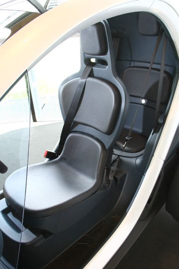 Der Twizy ist knapp 1,20 Meter breit und 2,32 Meter lang, weshalb die Insassen hintereinander sitzen müssen. (Archiv: Vogel Business Media)