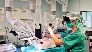 Robotic systems that execute the surgeon's motion commands with high precision, in real time, and with millimeter accuracy while filtering out even the finest tremors are already successfully in use in clinics. Now, the combination of this technology with data glasses promises another innovation boost. (Image: University Hospital Leipzig I Lilly Schmidt)