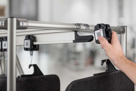 ESD-sichere Laufwagen werden zur Inbetriebnahme in die Item-Laufschienenprofile eingehängt und bewegen sich per Schwerkraft.(Bild:  Item)