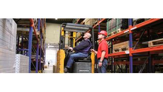 Regalinspektion durch Mitarbeiter der Firma Meta-Regalbau in Arnsberg. (Bild: Meta-Regalbau)