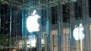 Gibt es in einigen Jahren nun doch Autos im Apple-Store? Derzeit wird dieses Szenario wieder wahrscheinlicher. (the fifth avenue apple store / Synthesis Studios / CC BY-SA 2.0)