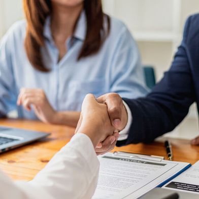 Wenn Frauen den Job wechseln wollen, sind häufig schlechte Führungskräfte oder Stress ein Grund.  (Bild: © kamiphotos - stock.adobe.com)