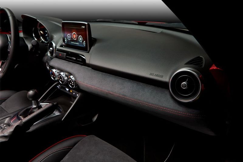 Das Alcantara findet sich auch am Armaturenträger... (Mazda)