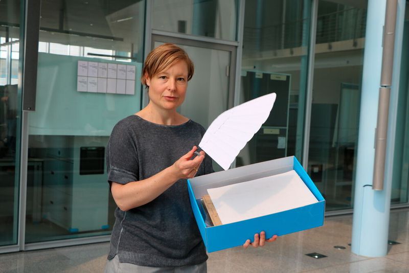 Karoline von Häfen zeigt den neuen Bildungsbaukasten von Festo Didactic. Mit dem Bionic Swift kann sowohl im Schulbildungsumfeld als auch im privaten Bereich relevantes Wissen rund um die Themen Vogelflug, Bionik und MINT (Mathematik, Informatik, Naturwissenschaften und Technik) vermittelt werden.   (Ute Drescher/konstruktionspraxis)