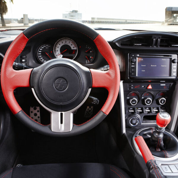 Das Cockpit soll vor allem eins bieten: Funktionalität. Der große Drehzahlmesser dominiert das dreiteilige Kombinationsinstrument. Mit einem Durchmesser von 365 Millimetern ist das im GT86 verbaute Lenkrad das bis dato kleinste bei Toyota und damit auf die sportliche Ausrichtung getrimmt Das Navigationssystem Touch&Go ist wiederum aufpreispflichtig. (Toyota)