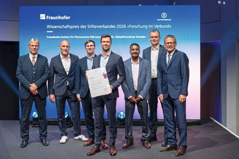 Langjährige und enge Zusammenarbeit (v. l.): Dr. Sven Beyer (GlobalFoundries), Dr. Nandakishor Yadav, Dr. Franz Müller, Konrad Seidel und Dr. Maximilian Lederer (Fraunhofer IPMS). (Bild: Fraunhofer / Piotr Banczerowski)