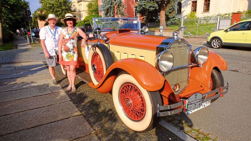 Auch das Wetter spielte bei der „1. Sächsischen Meister-Classic“ mit: Andrea Wirth und Klaus Kleinertz vor dem Start in Chemnitz mit ihrem Packard Straight Eight Golfers Roadster von 1929. (Bild: Zietz/»kfz-betrieb«)