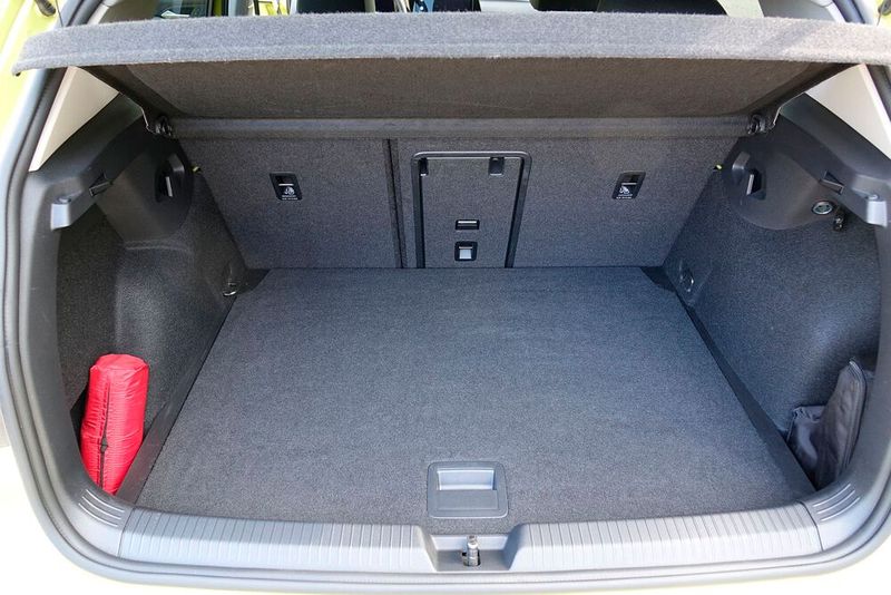 Der Kofferraum fasst 381 Liter. Das gilt allerdings nur in Verbindung mit dem Fach unter dem Ladeboden. (Bild: Rosenow/»kfz-betrieb«)