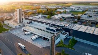 Mit der Inbetriebnahme seines neuen Logistikbereichs hat Häfele seine Kleinteilelogistik schrittweise aus dem Bestandsgebäude in den Neubau verlagert. Im Vordergrund ist die 110 Meter lange Brücke zwischen dem Neubau und em bestehenden Versandzentrum zu erkennen. (Bild: Häfele)