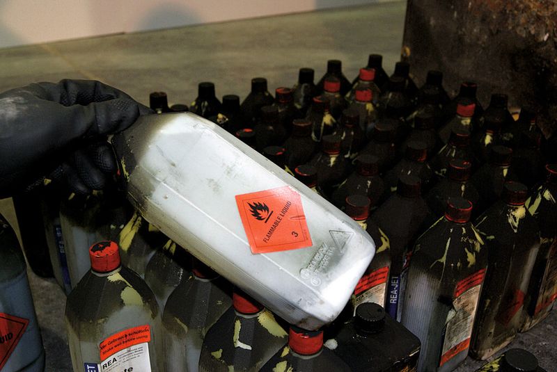 Bild1: Lediglich die Rußspuren lassen erahnen, was passiert ist. Ohne Sicherheitsschrank hätten sich die Gefahrstoffe entzündet. (Bild: Asecos)