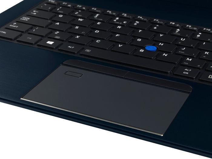 Im Touchpad ist auch der Fingerprint-Reader untergebracht. Den Mauszeiger kann man auch mit dem blauen Akkupoint in der Tastatur dirigieren. (Toshiba)