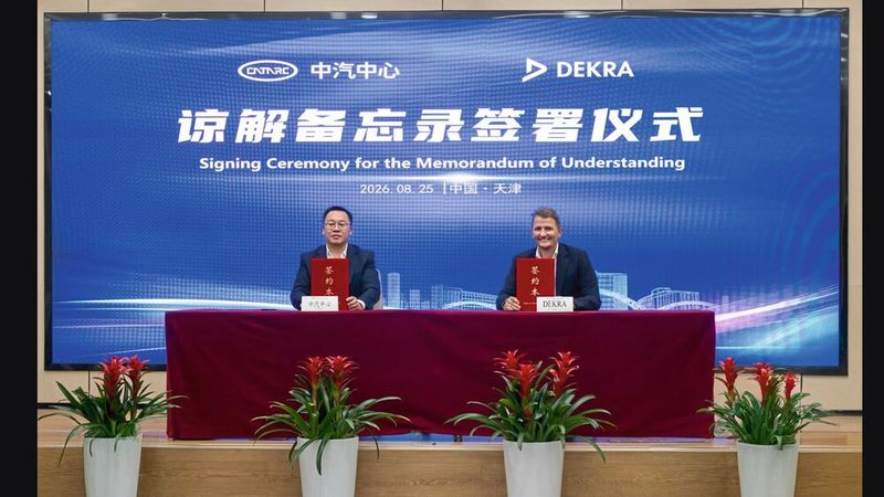 Peter Laursen, COO Dekra (rechts) und Zhou Hua Vizepräsident Catarc haben eine Absichtserklärung unterzeichnet. Beide Organisationen wollen gemeinsam die Transformation der Automobilindustrie unterstützen.(Bild:  Dekra)