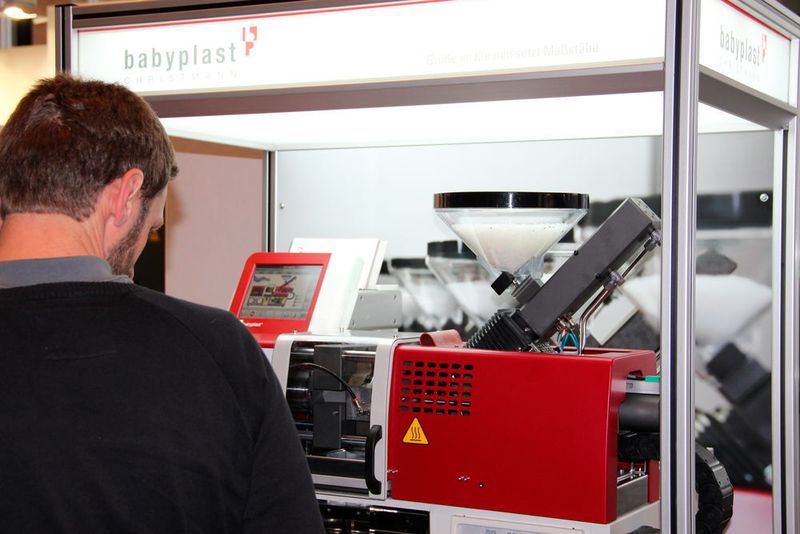 Mit dabei war auch wieder die schnuckelige Babyplast-Spritzgießmaschine... (Bild: Königsreuther)