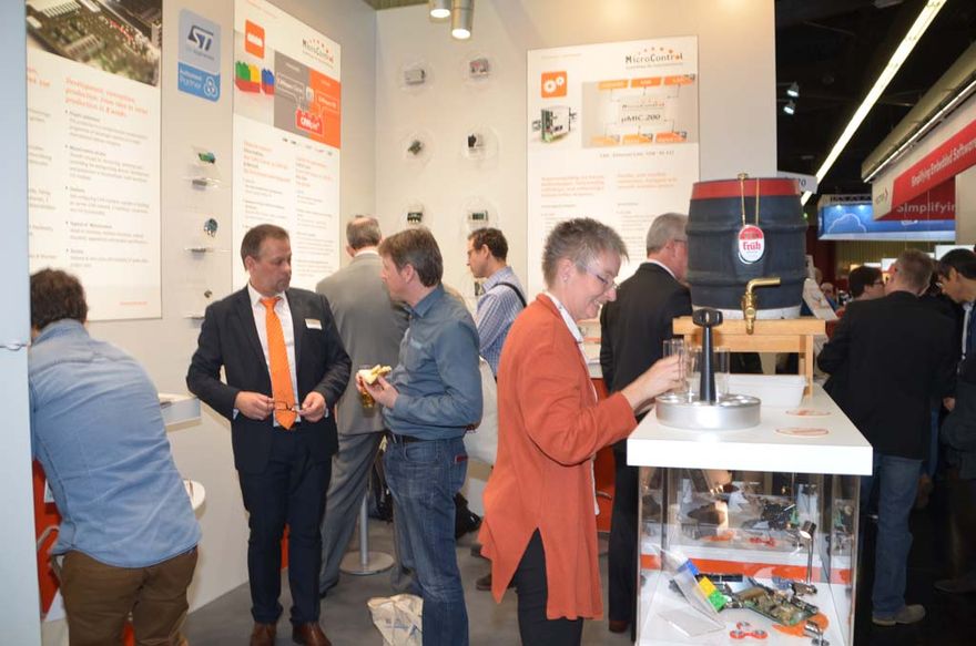 emb2018_Messestand_besucher_1 ()