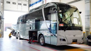 Einen ersten Prototypen des batterieelektrischen Reisebusses hat MAN in seinem türkischen Werk schon vorgestellt. (Bild: MAN)