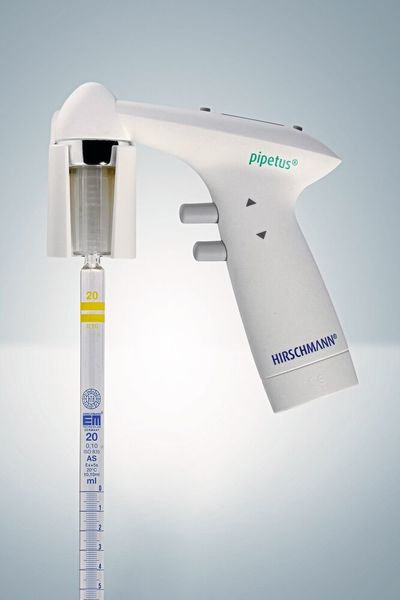 Der Pipetus mit eingesetzter Pipette (Hirschmann Laborgeräte)