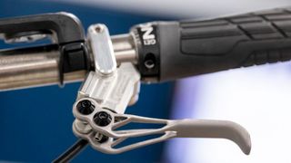 Der Fahrrad-Bremshebel wurde auf dem 3D-Drucker TruPrint 1000 von Trumpf aus Titan additiv gefertigt. (Bild: Trumpf)