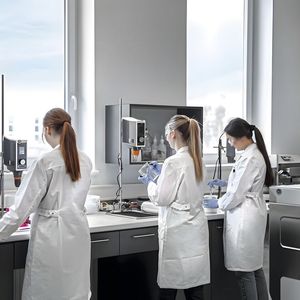 Das Team von Glance Cosmetic Engineering hat sich schnell in Dynamics 365 Business Central eingearbeitet. (Bild: Glanzer Cosmetics)