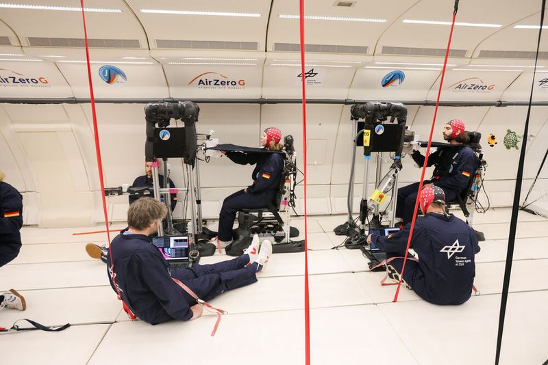 Durchführung des Exoskelett-Experiments während der Phase der Schwerelosigkeit. (Bild: Novespace )