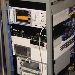 Dieses fertig aufgebaute Class-C-System besteht aus verschiedenen Geräten, die untereinander über GPIB und/oder LXI verbunden sind. Einige der Instrumente können über beide Schnittstellen kommunizieren ohne neu konfiguriert werden zu müssen, was die Benchmark-Vergleiche von GPIB und LXI deutlich vereinfacht.