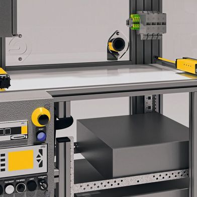 Die Sicherheitszuhaltung PSENmlock mini von Pilz ist im Endausbau des Prüfstands komplett im Profilrahmen integriert. Damit ist der Bedien- und Arbeitsbereich frei von störenden Geräten und Bauteilen.

 (Bild: testFAC42)