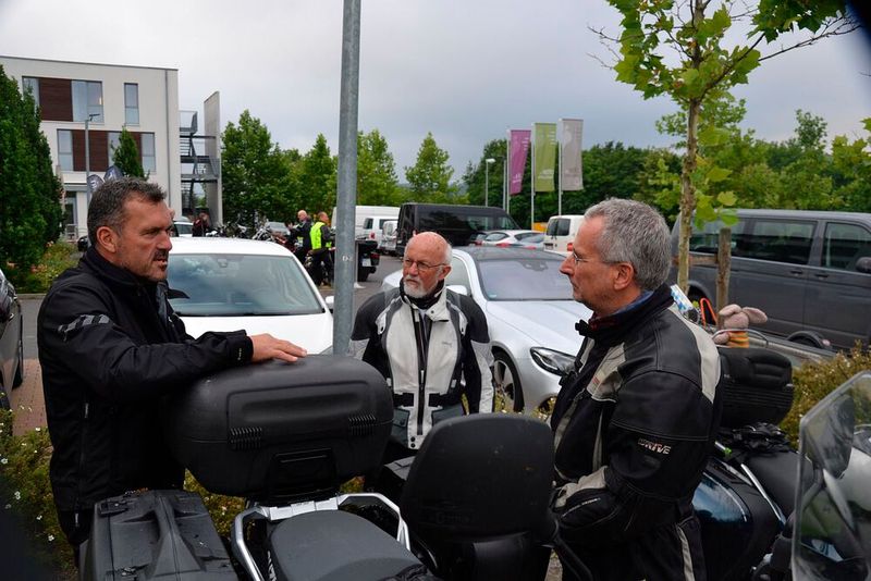 Die dunklen Wolken hatten ausgespielt: Die Teilnehmer blieben an beiden Tourtagen trocken. (Bild: Dotzler, Dominsky, Lacher, Maderner, Michel, Rosenow, Schweitzer/»kfz-betrieb“)