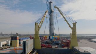 Der neue Hafenmobilkran für den chilenischen Terminalbetreiber Iquique Terminal International wird mit zwei Twin-Lift-Teleskop-Spreadern ausgeliefert und ist mit rotierenden Spreadern beziehungsweise mit Motorgreifern auch für den Schüttgutumschlag einsetzbar. (Bild: Konecranes)