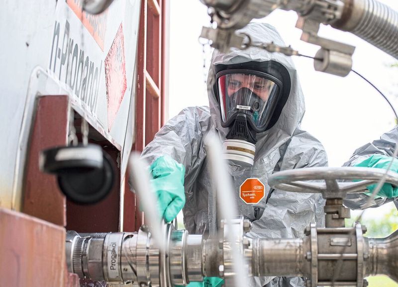 Der Tychem 6000 F Face Seal soll Arbeiter im Bereich der chemischen und biotechnischen Wirkstoffproduktion vor Säuren, Laugen und anderen Gefahrstoffen schützen. (Du Pont)