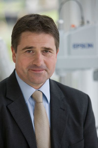 Volker Spanier, Head of Robotic Solutions von Epson, sieht in der Präsentation des Dualarm-Roboters WorkSense W-01 ein echtes Messe-Highlight. (Epson / Ralf Baumgarten)