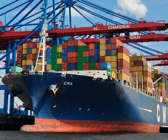 Kein Vergleich zur MS „Fairland“ sind die heutigen Containerschiffgiganten. Hier sind auch die sogenannten Containerbrücken über dem Schiff zu sehen, die die großen Transportbehälter lässig bewegen können.(Bild:  CMA)