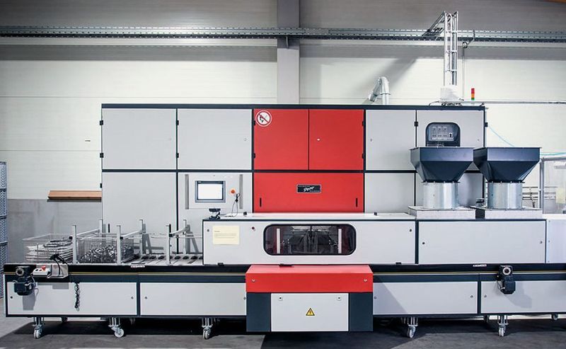 Der Anlage Pero R2 ist ein Förderband vorgeschaltet. Auf diese Weise können sechs Boxen gleichzeitig bestückt werden, wodurch Stillstände vermieden und eine stressfreie Arbeitsatmosphäre geschaffen werden konnte. (EVS)