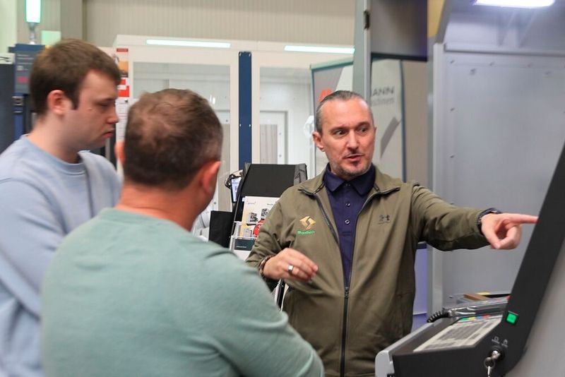 Interessierte Anwender trafen auf engagierte Experten, die gern ihr Wissen über Maschinen und Prozesse weitergaben. (Bild: Maschinenmarkt/rw)