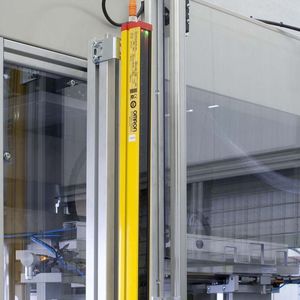 Wo sich durch konstruktive Maßnahmen Maschinen nicht komplett sicher gestalten lassen, sorgen Sicherheitssensoren dafür, dass der Anwender nicht in gefährliche Bereiche gelangen kann   Bilder: Omron