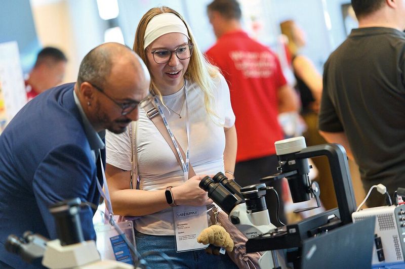 Entdecken, was es neues gibt – und sich begeistern lassen. Auch das ist die LAB-SUPPLY. Besonders eindrucksvoll sind zum Beispiel die Stände der Mikroskop-Anbieter, wie hier Olympus, die einen Blick in den Mikrokosmos erlauben.   Mehr Infos zu den kommenden LAB-SUPPLY-Messen finden Sie auf www.lab-supply.info (Bild: Stefan Stark)