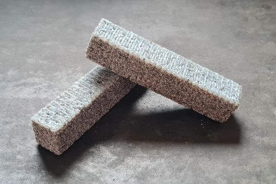 Sonne macht Stein! Diese Klötze aus Stein wurden nicht auf herkömmliche Art hergestellt. Sie wurden vielmehr per Laser aus Sand additiv gefertigt. In Zukunft soll der Laser aber durch gebündeltes Sonnenlicht ersetzt werden, wenn das Start-up Addisol Erfolg hat ...(Bild:  Addisol / F. Fiedler)