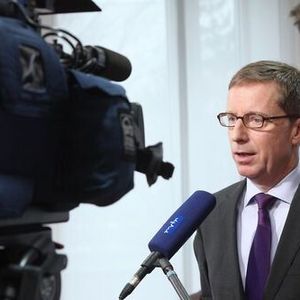  IW-Direktor Prof. Dr. Michael Hüther: "Deutschland hat die seit 2008/2009 andauernde globale Finanz- und Wirtschaftskrise besser verkraftet als viele andere Industrieländer. Das Ausland fragt sich oft, wie Deutschland das geschafft hat - und frei nach einem bekannten Bonmot von Bill Clinton könnte man darauf antworten: It?s the industry, stupid!"