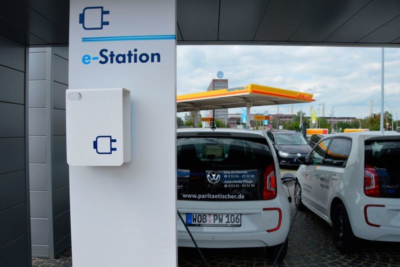 Nicht nur mit herkömmlichen Kraftstoffen steht das Autohaus seinen Kunden zur Verfügung. Auch eine große E-Tankstelle bietet es ihnen. (Achter)