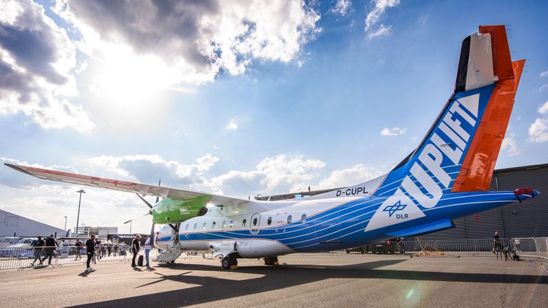 Die umgebaute Dornier 328-100 wird zum Test nachhaltiger Flugzeugtreibstoffe für die umweltverträglichere Luftfahrt der Zukunft eingesetzt.(Bild:  DLR)