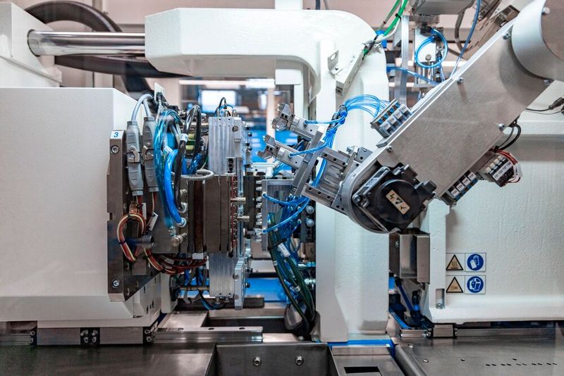 Diverse Automatisierungsmöglichkeiten sind laut Wittman bei der Micropower kein Problem, denn sie hat verschiedene Schnittstellen und standardmäßig einen Scara-Roboter zu bieten. (Bild: Starlim Spritzguss)