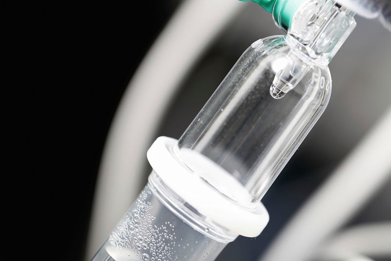 Den Durchblick behalten: In vielen medizintechnischen Applikationen wie zum Beispiel Tropfkammern kommt es darauf an, dass die verwendeten Kunststoffe bei der Sterilisation nicht vergilben. (Bild: Shutterstock)