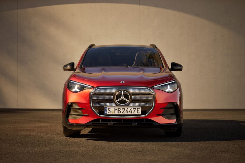 Die Elektrovariante trägt ein geschlossenes Grillpanel in Rauchglasoptik mit 608 Leuchtpunkten (Bild: Mercedes-Benz)