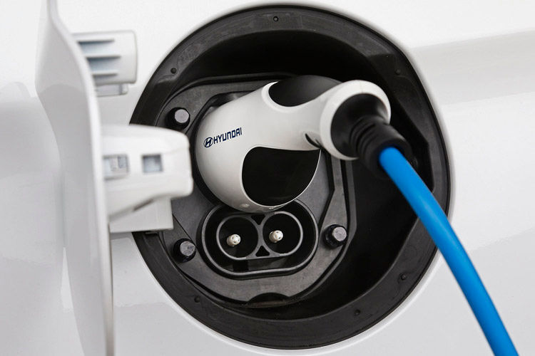 Der Ioniq Elektro kann sowohl an der Haushaltssteckdose als auch an der Schnellladesäule Strom tanken. (Hyundai)