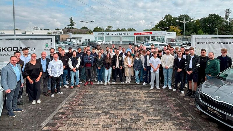 Mit einem ausgefallenen Programm hieß Auto Thomas in Bonn seine 63 neuen Auszubildenden willkommen. Nach einem abwechslungs- und erkenntnisreichen Vormittag tauschten die Nachwuchstalente die Werkstatthalle gegen die Festivalwiese – und besuchten gemeinsam das Green Juice Festival. Das jährlich stattfindende Festival ist ein Publikumsmagnet für junge Leute und wird von Auto Thomas von Beginn an als lokaler Sponsor unterstützt. Florian Maacks, Prokurist und Leiter Personal: „Gerade in Zeiten des Fachkräftemangels setzen wir konsequent darauf, unsere Fachkräfte von morgen selbst auszubilden. Die fast hundertprozentige Übernahmequote der letzten Jahre zeigt, dass wir damit richtig liegen.“ Fidel Heist, Personalreferent: „Mit dem Festival haben wir in diesem Jahr bewusst ein gemeinsames Erlebnis geschaffen, das Teamgeist und Begeisterung für Neues verbindet.“ Marius Macion, Leiter Marketing: „Ein solcher Auftakt begeistert nicht nur die Azubis, sondern spiegelt auch unsere offene Unternehmenskultur wider – modern, nahbar und voller Energie.“ (Bild: Auto Thomas)