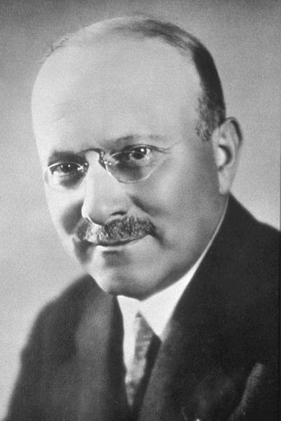 André Gustave Citroën (1878 bis 1935). 1905 gründete er gemeinsam mit drei Partnern eine Firma zur Herstellung von Getrieben. Während einer Reise zu Verwandten in Polen im Jahr 1900 sah er bei verschiedenen Gelegenheiten ihm unbekannte Getriebe, von denen er eines nach seiner Rückkehr in Paris patentieren ließ. Es handelte sich um die Doppelwinkel-Form eines Getriebe-Radzahns, die zum Vorbild für das Firmenlogo der Automarke Citroën wurde. (Citroën)